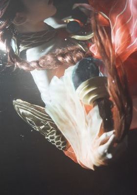 护士趴下光屁股翘臀被打的